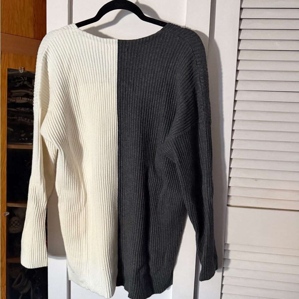 Abercrombie & Fitch Split Two-Tone V-Neck Colorblock Sweater - Grey & Ivory - Picture 2 of 4